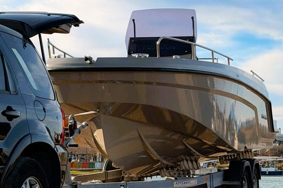 Luxury-boat-on-trailer-Zakynthos-LTZ